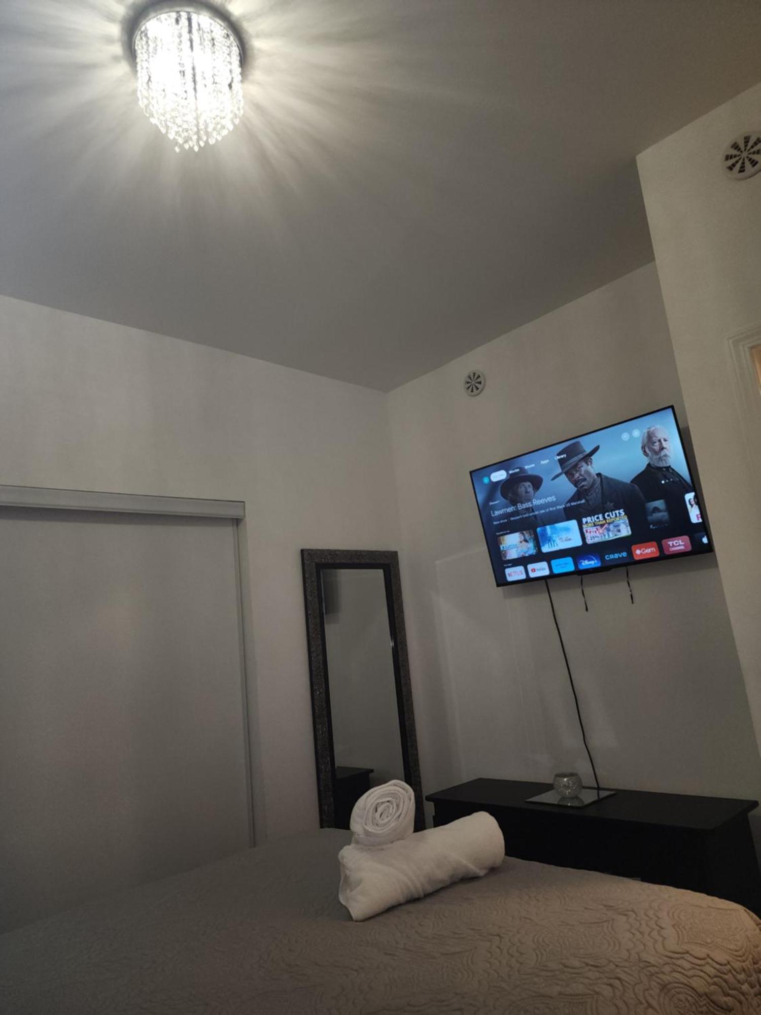 Apartamento Beautiful Townhouse Near Yorkdale Mall, Wilson Subway Toronto Exterior foto